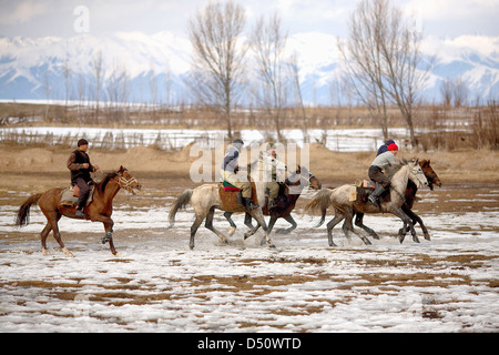 Kirgisische Republik Reisebilder - Training in Karakol Felder für Ulak säuerlich, Kuk Pari, Kök Berü, Ulak Tyrtysh, Kok Boru. Stockfoto