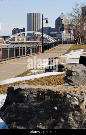 Douglass-Anthony Brücke über den Genesee River Blick nach Norden vom Erie Hafen in Rochester, New York Stockfoto