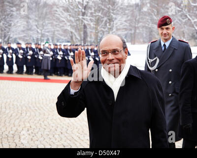 Berlin, Deutschland. 21. März 2013. Moncef Marzouki, Präsident von Tunesien, Gruß an die Zuschauer in Berlin. / Berlin, 21. März, 3013. Moncef Marzouki, Präsident von Tunesien wurde mit militärischen Ehren von Präsident Joachin Gauck der deutschen Schloss Bellevue in Berlin aufgenommen. Präsident Moncef Marzouki ist in Berlin, über die politische Lage in Tunesien und Nordafrika, vor allem in Mali zu sprechen. Bildnachweis: Reynaldo Chaib Paganelli / Alamy Live News Stockfoto