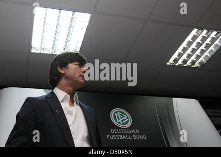 Deutschlands Trainer Joachim Loew kommt zu einer Pressekonferenz in Astana Arena in Astana, Deutschland, 21. März 2013. Am 22. März triffst die deutsche Nationalmannschaft für ein WM-Qualifikationsspiel Spiel in Astana Kasachstan. Foto: FREDRIK VON ERICHSEN Stockfoto