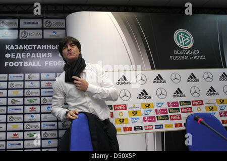 Deutschlands Trainer Joachim Loew kommt zu einer Pressekonferenz in Astana Arena in Astana, Deutschland, 21. März 2013. Am 22. März triffst die deutsche Nationalmannschaft für ein WM-Qualifikationsspiel Spiel in Astana Kasachstan. Foto: FREDRIK VON ERICHSEN Stockfoto