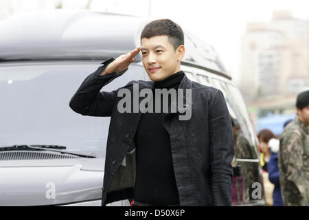 Südkoreanischen Stern SE7EN zur Armee in Seoul, Gyeonggi-do, Korea auf Dienstag, 19. März 2013 angekündigt. Stockfoto