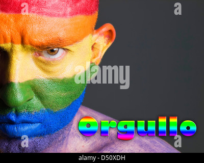 Hombre Con la Bandera Homosexuell Pintada de la Cara y Con Una Expresion Seria. La Palabra Orgullo Esta Escrita En un Lado. Stockfoto