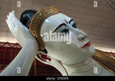 Die ruhigen Gesicht der absolut massiven Chaukhtatgyi liegenden Buddha in Yangon, Myanmar. Stockfoto