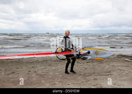 Tallinn, Estland, Surfer am Strand von Pirita Stockfoto