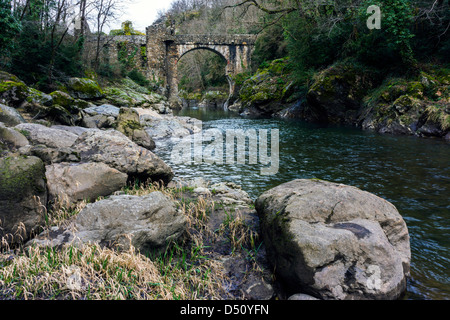 Des Teufels-Brücke über den Fluss Ariège französische Pyrenäen, Frankreich Stockfoto