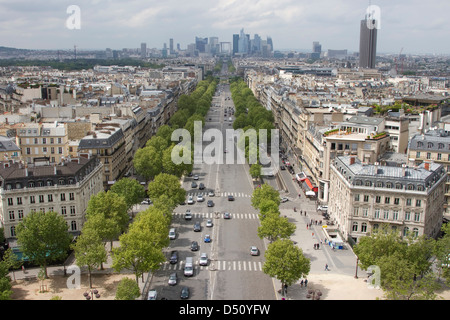 Avenue De La Grande Armée und Blick in Richtung La Défense (einem großen Geschäftsviertel), Paris, Frankreich. Stockfoto