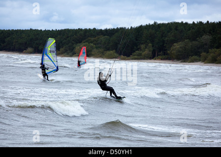 Tallinn, Estland, Surfer am Strand von Pirita Stockfoto