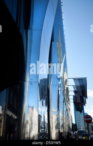 Tallinn, Estland, Spiegelung in der Fassade des Hotel Tallink Stockfoto