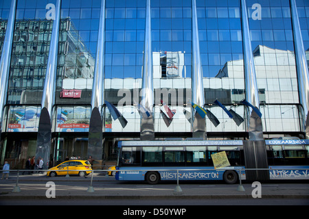 Tallinn, Estland, Spiegelung in der Fassade des Hotel Tallink Stockfoto