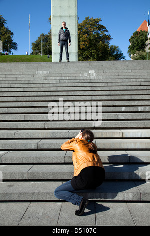 Tallinn, Estland, eine Frau einen Mann vor dem Cross of Liberty erschossen Stockfoto