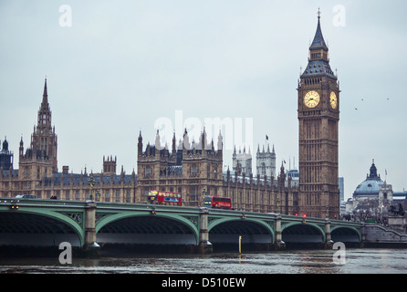 Die Häuser des Parlaments, das Elizabeth Tower und die Westminster Bridge, von South Bank, London, England, UK gesehen. Stockfoto