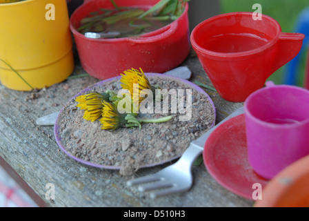 Buntes Spielset zum Abendessen aus Kunststoff. Spielen Sie, essen Sie im Freien. Nachmittagstee. Abendessen wird serviert. Stockfoto