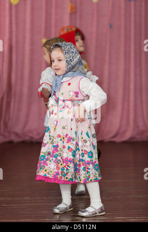 Vorschulkind Mädchen tanzen auf der Bühne in russische traditionelle