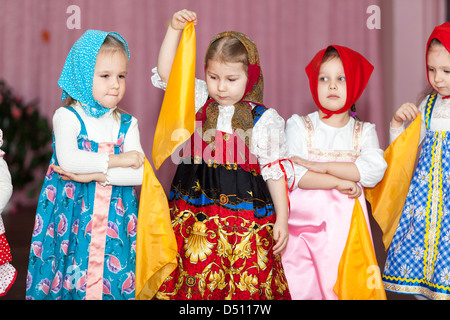 Vorschulkind Mädchen tanzen auf der Bühne in russische traditionelle