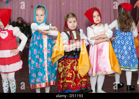 Vorschulkind Mädchen tanzen auf der Bühne in russische traditionelle