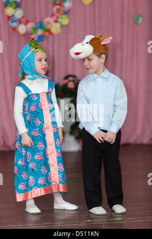 Zwei Kinder im Vorschulalter spielen auf der Bühne im Kindergarten. Russland Stockfoto