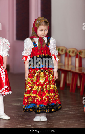 Attraktives Mädchen in russische traditionelle Kleidung im Kindergarten stehen auf der Bühne. Russland Stockfoto