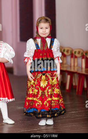 Niedliche Mädchen in russische traditionelle Kleidung im Kindergarten stehen auf der Theaterbühne. Russland Stockfoto