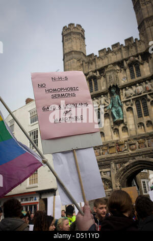 Canterbury, UK. 21. März 2013. Homophobie Campiagner Proteste gegen Kirche Politik als VIP-Gäste aus allen Religionen, Konfessionen und Glaubensrichtungen zu gelangen, bevor die Inthronisierung der Church Of England 105. Erzbischof von Canterbury, Ex-Öl Exekutive und ehemalige Bischof von Durham das rechte Reverend Justin Welby. Welby (57) folgt eine lange anglikanische Erbe seit Benediktinermönch Augustinus, der erste Erzbischof von Canterbury in 597AD Prinz Charles und Premierminister David Cameron trat 2.000 VIP-Gäste, die Kathedrale von Canterbury. Stockfoto