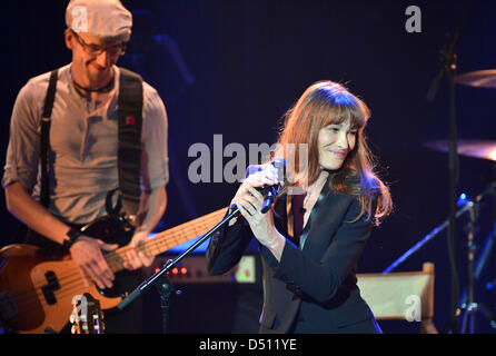 Berlin, Deutschland. 21. März 2013. Französische Sängerin Carla Bruni führt während der 2013 Echo Music Award Zeremonie in Berlin, Deutschland, 21. März 2013. Foto: Britta Pedersen/Dpa +++(c) Dpa - Bildfunk +++ Stockfoto