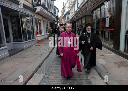 Canterbury, UK. 21. März 2013. VIP-Gäste aus allen Religionen, Konfessionen und Glaubensrichtungen Fuß durch das mittelalterliche Mercery Gasse vor der Inthronisierung von der Church Of England 105. Erzbischof von Canterbury, Ex-Öl-Vorstand und ehemalige Bischof von Durham das rechte Reverend Justin Welby. Welby (57) folgt eine lange anglikanische Erbe seit Benediktinermönch Augustinus, der erste Erzbischof von Canterbury in 597AD Prinz Charles und Premierminister David Cameron trat 2.000 VIP-Gäste, die Kathedrale von Canterbury. Stockfoto