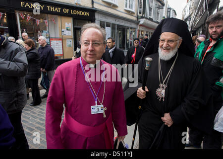 Canterbury, UK. 21. März 2013. VIP-Gäste aus allen Religionen, Konfessionen und Glaubensrichtungen Fuß durch das mittelalterliche Mercery Gasse vor der Inthronisierung von der Church Of England 105. Erzbischof von Canterbury, Ex-Öl-Vorstand und ehemalige Bischof von Durham das rechte Reverend Justin Welby. Welby (57) folgt eine lange anglikanische Erbe seit Benediktinermönch Augustinus, der erste Erzbischof von Canterbury in 597AD Prinz Charles und Premierminister David Cameron trat 2.000 VIP-Gäste, die Kathedrale von Canterbury. Stockfoto