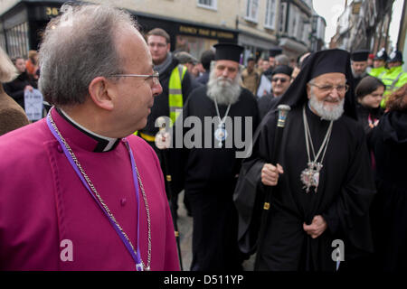 Canterbury, UK. 21. März 2013. VIP-Gäste aus allen Religionen, Konfessionen und Glaubensrichtungen Fuß durch das mittelalterliche Mercery Gasse vor der Inthronisierung von der Church Of England 105. Erzbischof von Canterbury, Ex-Öl-Vorstand und ehemalige Bischof von Durham das rechte Reverend Justin Welby. Welby (57) folgt eine lange anglikanische Erbe seit Benediktinermönch Augustinus, der erste Erzbischof von Canterbury in 597AD Prinz Charles und Premierminister David Cameron trat 2.000 VIP-Gäste, die Kathedrale von Canterbury. Stockfoto