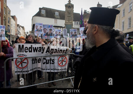 Canterbury, UK. 21. März 2013. VIP-Gäste aus allen Religionen, Konfessionen und Glaubensrichtungen kommen vor Wohlfahrt Kürzungen Demonstranten in Buttermarkt vor der Inthronisierung von der Church Of England 105. Erzbischof von Canterbury, Ex-Öl-Vorstand und ehemalige Bischof von Durham das rechte Reverend Justin Welby. Welby (57) folgt eine lange anglikanische Erbe seit Benediktinermönch Augustinus, der erste Erzbischof von Canterbury in 597AD Prinz Charles und Premierminister David Cameron trat 2.000 VIP-Gäste, die Kathedrale von Canterbury. Stockfoto