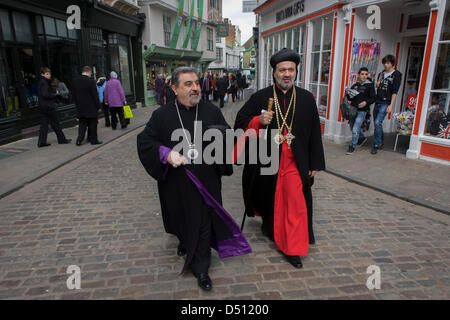 Canterbury, UK. 21. März 2013. VIP-Gäste aus allen Religionen, Konfessionen und Glaubensrichtungen treffen vor der Inthronisierung von der Church Of England 105. Erzbischof von Canterbury, Ex-Öl-Vorstand und ehemalige Bischof von Durham das rechte Reverend Justin Welby. Welby (57) folgt eine lange anglikanische Erbe seit Benediktinermönch Augustinus, der erste Erzbischof von Canterbury in 597AD Prinz Charles und Premierminister David Cameron 2.000 VIP-Gäste zu Canterbury Cathedral, die älteste Kirche in England trat die Pilger seit Thomas angezogen hat, die ein Becket in der Kathedrale im Jahr 1170 ermordet wurde. Stockfoto