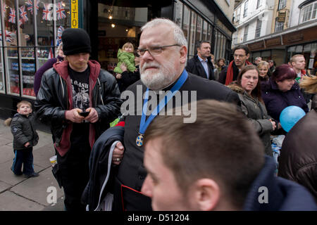 Canterbury, UK. 21. März 2013. VIP-Gäste aus allen Religionen, Konfessionen und Glaubensrichtungen treffen vor der Inthronisierung von der Church Of England 105. Erzbischof von Canterbury, Ex-Öl-Vorstand und ehemalige Bischof von Durham das rechte Reverend Justin Welby. Welby (57) folgt eine lange anglikanische Erbe seit Benediktinermönch Augustinus, der erste Erzbischof von Canterbury in 597AD Prinz Charles und Premierminister David Cameron trat 2.000 VIP-Gäste zu Canterbury Cathedral, die älteste Kirche in England. Stockfoto