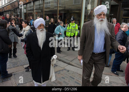 Canterbury, UK. 21. März 2013. VIP-Gäste aus allen Religionen, Konfessionen und Glaubensrichtungen treffen vor der Inthronisierung von der Church Of England 105. Erzbischof von Canterbury, Ex-Öl-Vorstand und ehemalige Bischof von Durham das rechte Reverend Justin Welby. Welby (57) folgt eine lange anglikanische Erbe seit Benediktinermönch Augustinus, der erste Erzbischof von Canterbury in 597AD Prinz Charles und Premierminister David Cameron 2.000 VIP-Gäste zu Canterbury Cathedral, die älteste Kirche in England trat die Pilger seit Thomas angezogen hat, die ein Becket in der Kathedrale im Jahr 1170 ermordet wurde. Stockfoto