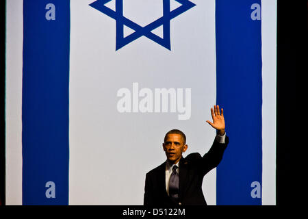 Verlassen der Bühne und winken auf Wiedersehen im folgenden ist die Lieferung einer öffentlichen Adresse, US-Präsident Barack Obama die israelische Flagge umrahmt. Jerusalem, Israel. 21. März 2013.  US-Präsident Barack Obama richtet sich Hunderte von jungen Studenten in Israel in Jerusalem International Convention Center. Diesen Schülerinnen und Schülern sprechen Obama umgeht Politiker mit einer Botschaft des Friedens und ist herzlich willkommen mit Standing Ovations. Stockfoto