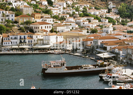 Ein Blick von oben auf die hufeisenförmige Hafen und Kai der Hydra-Insel im Saronischen Golf Griechenlands. Stockfoto