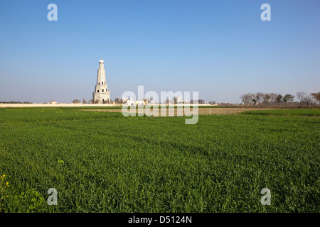 Baba Banda Singh Bahadur Denkmal in Mohali Bezirk, betrachtet Chandigarh über Weizenfelder von ländlichen Punjab, Indien. Stockfoto