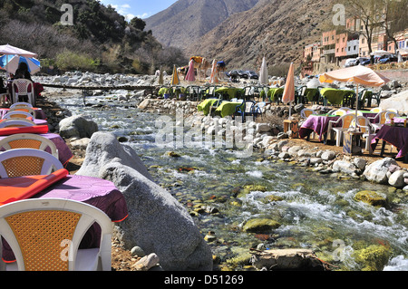 Riverside Cafés und Restaurants säumen den Fluss im beliebten Dorf Setti Fatma in der Nähe der Cascades, Ourika-Tal, Marokko Stockfoto