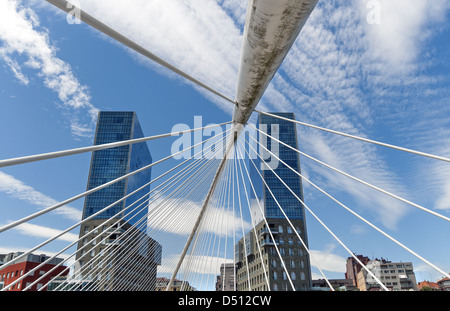 Der Campo Volantin Brücke und Isozaki Atea Zwillingstürme Bilbao baskischen Land Spanien Stockfoto