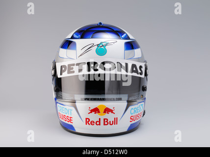 Signierten Helm von F1-Fahrer Kimi Räikkönen. Red Bull Sauber Petronas 2001. Stockfoto