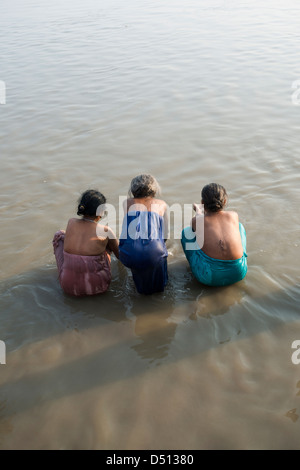 Eine Gruppe von Frauen führen Ritual Baden bei Sonnenaufgang in den heiligen Fluss Yamuna am Vishram Ghat, Mathura, Uttar Pradesh, Indien Stockfoto