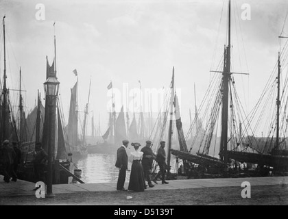 Ein Schwarzweißfoto von Lowestoft, Suffolk, aus den frühen 1900er Jahren Die Szene fängt Fischerboote, Seeleute und die maritime Umwelt der damaligen Zeit ein. Es ist eine ikonische Darstellung des Lebens am Meer in Südostengland. Stockfoto