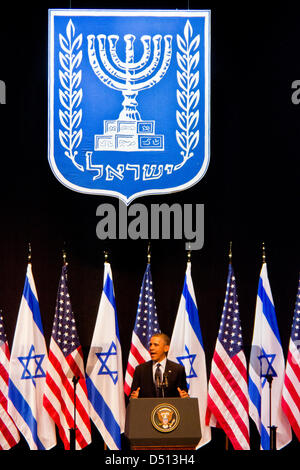 US-Präsident Barack Obama steht unter dem Symbol des Staates Israel und sagt "So lange, wie es eine Vereinigte Staaten von Amerika, Atem lo Levad ist" (du bist nicht allein - hebräischen). Jerusalem, Israel. 21. März 2013.  US-Präsident Barack Obama richtet sich Hunderte von jungen Studenten in Israel in Jerusalem International Convention Center. Diesen Schülerinnen und Schülern sprechen Obama umgeht Politiker mit einer Botschaft des Friedens und ist herzlich willkommen mit Standing Ovations. Stockfoto