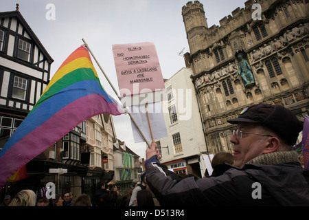 Canterbury 21.03.2013 - Homophobie Campiagner Proteste gegen Kirche Politik als VIP-Gäste aus allen Religionen, Konfessionen und Glaubensrichtungen kommen vor der Inthronisierung von der Church Of England 105. Erzbischof von Canterbury, Ex-Öl-Vorstand und ehemalige Bischof von Durham das rechte Reverend Justin Welby. Welby (57) folgt eine lange anglikanische Erbe seit Benediktinermönch Augustinus, der erste Erzbischof von Canterbury in 597AD Prinz Charles und Premierminister David Cameron trat 2.000 VIP-Gäste, die Kathedrale von Canterbury. Stockfoto