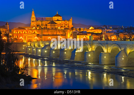 Puente Romano (Brücke) und der Mezquita (-Moschee-Kathedrale) während der Dämmerung in der Stadt Córdoba, Andalusien, Spanien Stockfoto