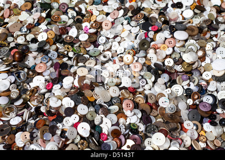 viele Knöpfe in Papierkorb Stockfoto