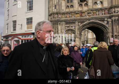 Canterbury 21.03.2013 - Kardinal Cormac Murphy-O'Connor, Leiter der katholischen Kirche in Großbritannien geht in Richtung Kirche Tor als VIP-Gäste aus allen Religionen, Konfessionen und Glaubensrichtungen kommen vor der Inthronisierung von der Church Of England 105. Erzbischof von Canterbury, Ex-Öl-Vorstand und ehemalige Bischof von Durham das rechte Reverend Justin Welby. Welby (57) folgt eine lange anglikanische Erbe seit Benediktinermönch Augustinus, der erste Erzbischof von Canterbury in 597AD Prinz Charles und Premierminister David Cameron trat 2.000 VIP-Gäste zu Canterbury Cathedral, die älteste Kirche in England. Stockfoto