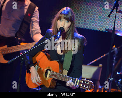 Französische Sängerin Carla Bruni führt während der 2013 Echo Music Award Zeremonie in Berlin, Deutschland, 21. März 2013. Foto: Britta Pedersen/dpa Stockfoto