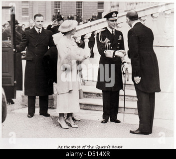 Dieses Foto zeigt König George VI. Und Königin Elizabeth, die Lord Stanhope im Queen's House in Greenwich verabschieden, und zeigt die britische königliche Geschichte. Stockfoto