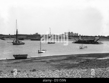 Dieses Bild zeigt eine malerische Aussicht vom Ufer von Felixstowe mit Blick über den Fluss Deben nach Bawdsey, mit Bawdsey Manor im Hintergrund. Das Foto zeigt die historische Küstenlandschaft und die maritime Bedeutung der Gegend. Stockfoto