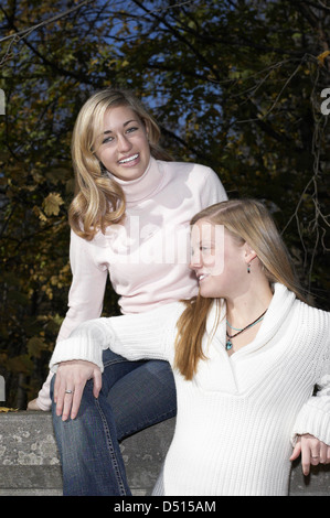 Zwei kaukasischen Teen Alter Mädchen lächelnd und hängen in einem Park. Stockfoto