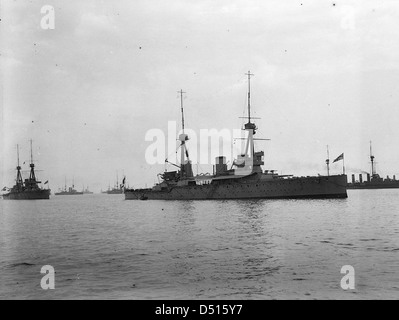 HMS "Unflexibel" für die Flottenparade an Spithead verankert. Stockfoto